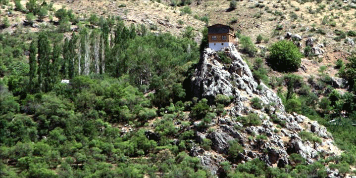 Hayvan otlatırken kayalıklardan düşen kadın hayatını kaybetti