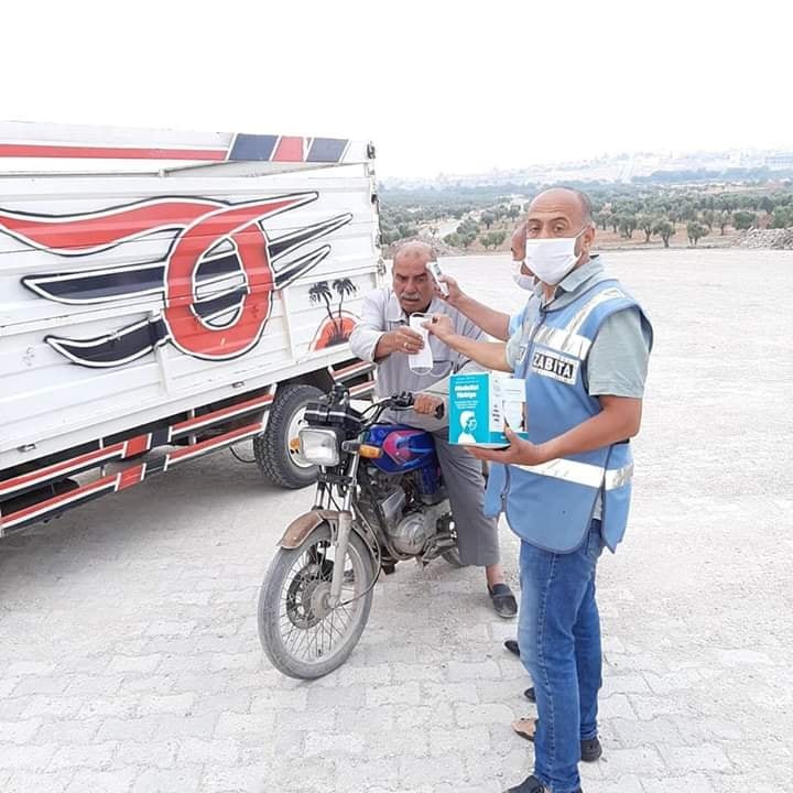 Hayvan pazarında gelenlerin ateşi ölçülüp maske veriliyor 