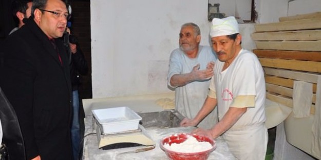 Hayvan yemiyle ekmek yaparken yakalandılar!