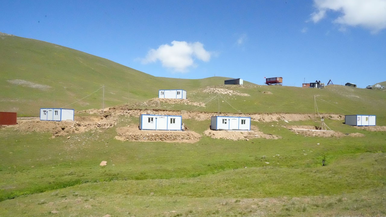 Hayvanlara otlayacak yer kalmadı! Gümüşhane yaylaları gece kondu cenneti oldu