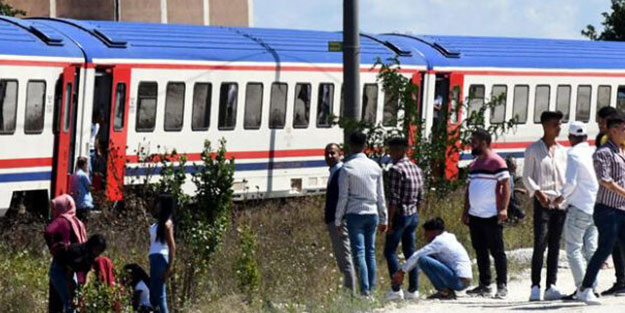 Hayvanları kurtarmak isterken trenin altında kalarak can verdi