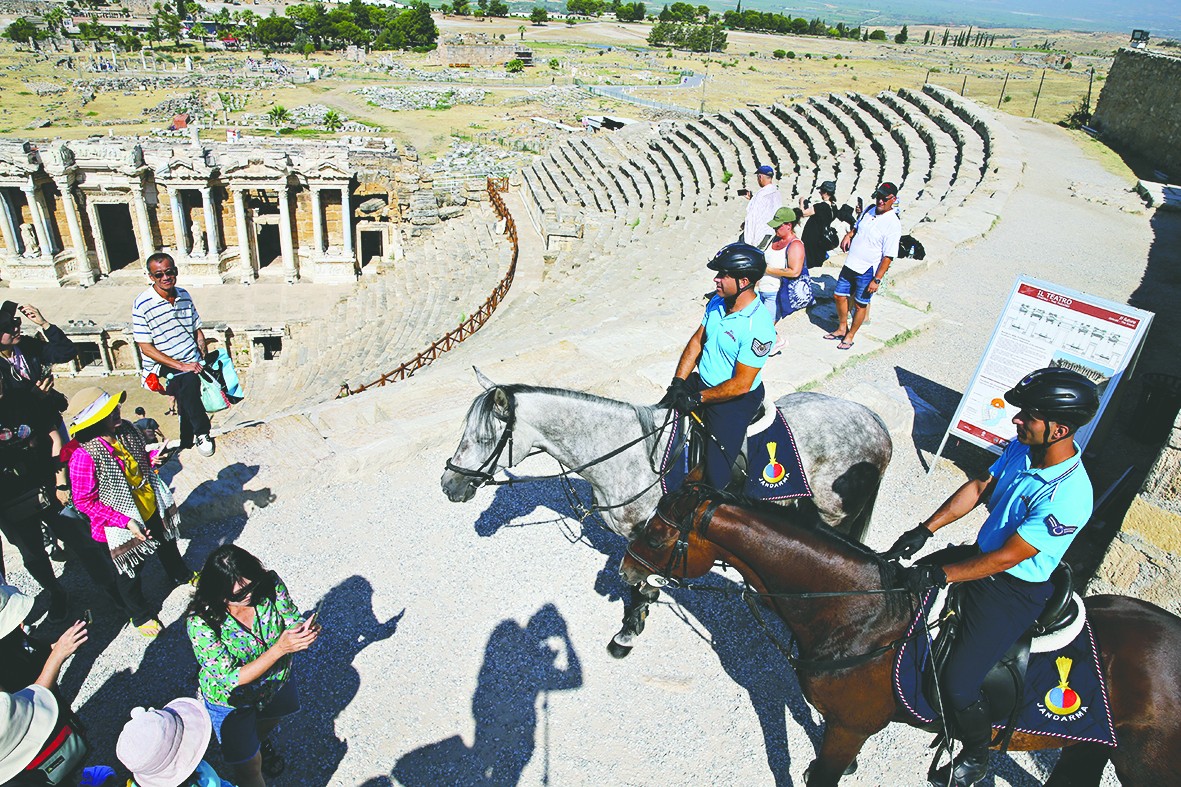 Hazal ve Yankı Pamukkale’de devriye görevine başladı
