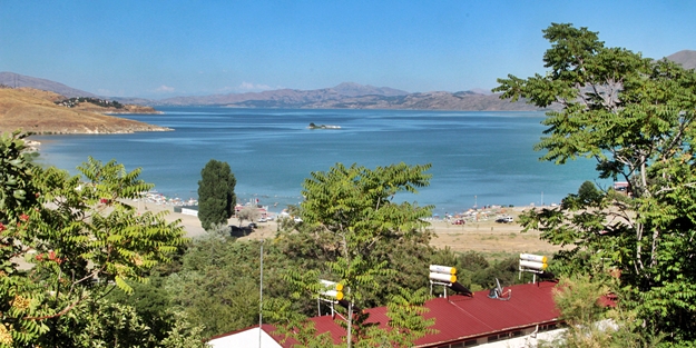 Hazar Gölü tatilcilerin gözdesi oldu