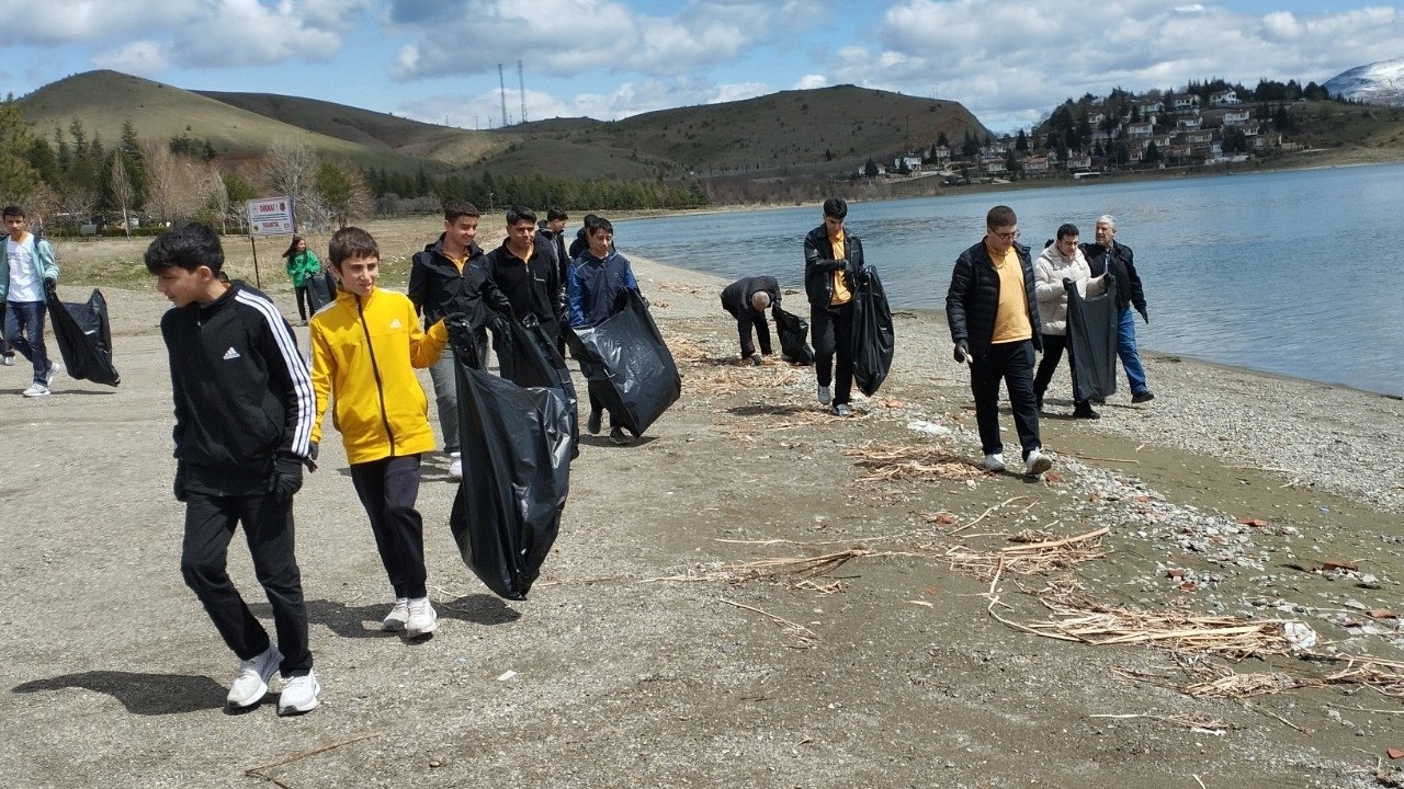 Hazar Gölü’nde çevre temizliğiyle farkındalık mesajı