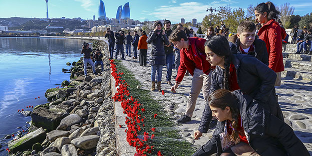 Hazar kurbanlarına karanfilli anma