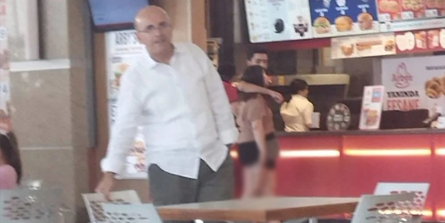 Hazine ve Maliye Bakanı Mehmet Şimşek korumasız gitti, sıra bekledi, yemeğini yedi!