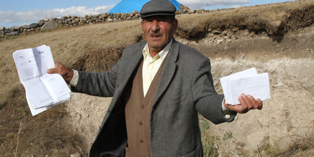 Hazinenin üstünde oturuyor ama bir ekmeğe muhtaç...