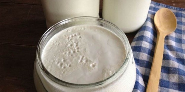 Hazır yoğurt yemeyin! Evde mayalamak oldukça basit...