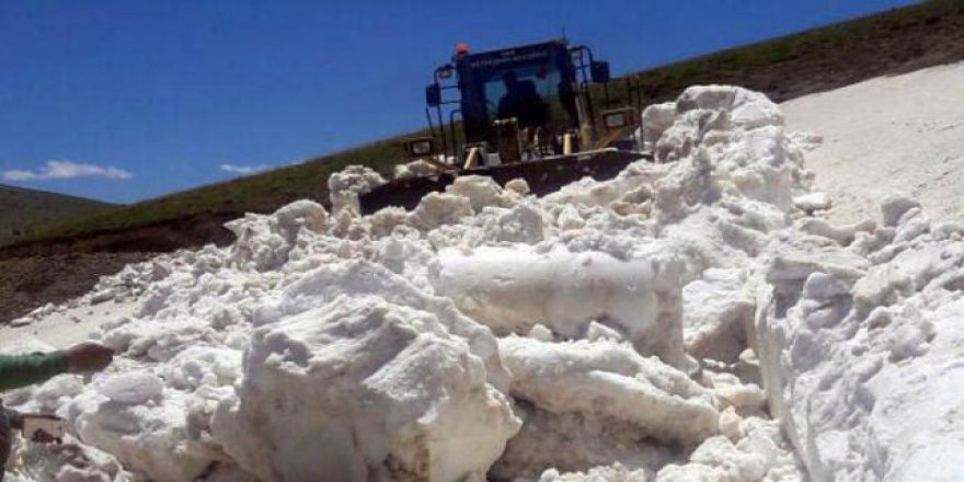 Haziran ayında 3 metre kar var!