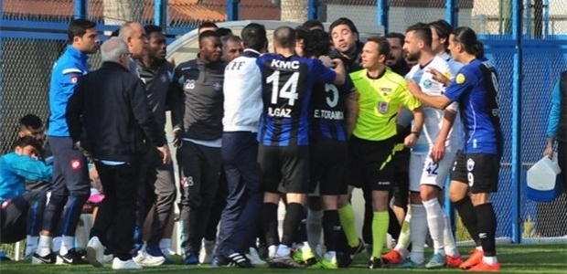 Hazırlık maçında saha karıştı