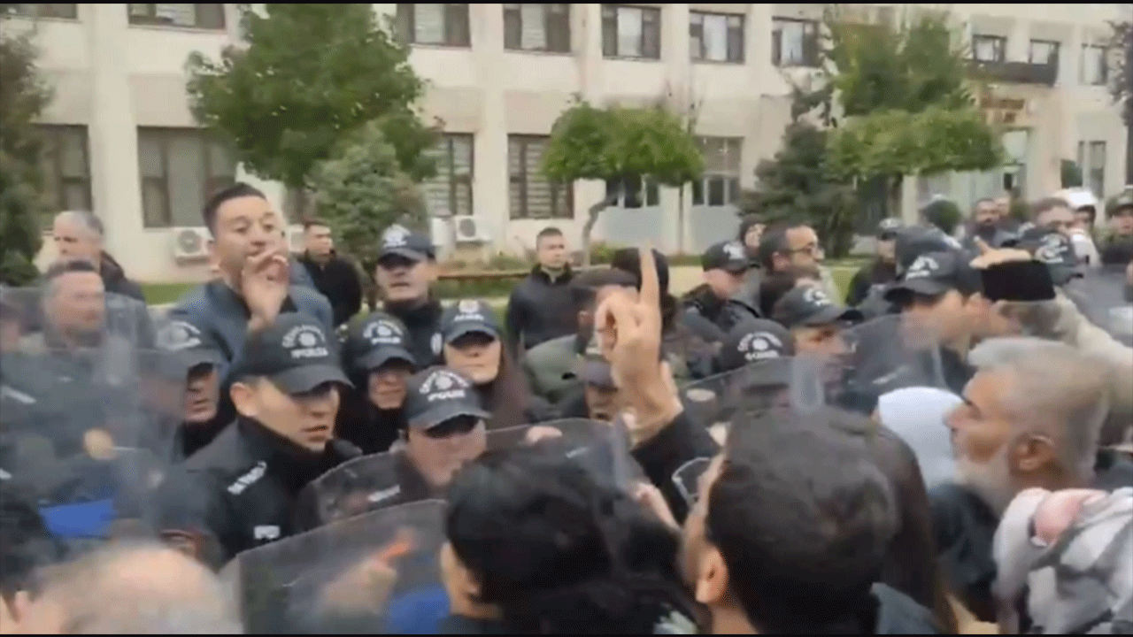Hazmedeceksiniz! Mardin'de kayyum gerginliği... DEM'liler polise saldırdı