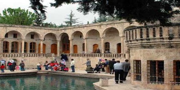 Hazreti İbrahim'in Balıklı Göl'deki makamı ibadete açıldı