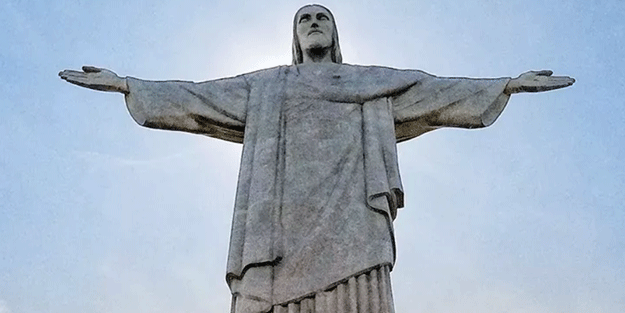 Hazreti İsa heykeline yıldırım düştü!