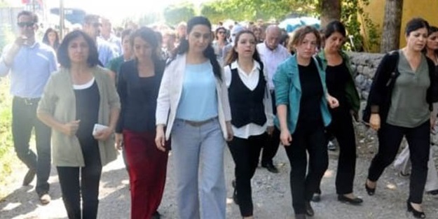 HDP 8 şehitin geldiği gün terörist ziyaretinde