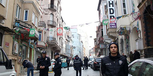 HDP binası önünde gergin anlar! Ateş açıldı