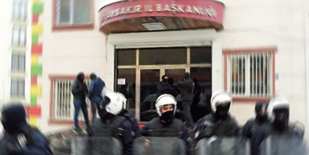 HDP binası önündeki evlat nöbetinde gerginlik! 