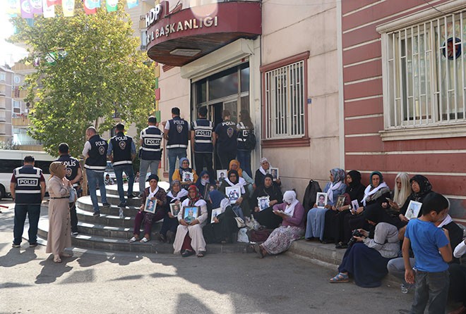 HDP Diyarbakır İl Eş Başkanlarına gözaltı