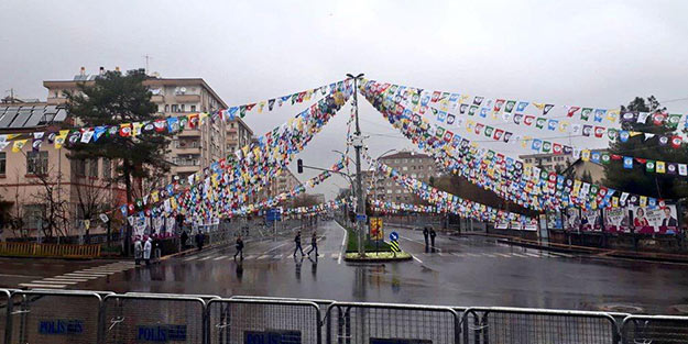 HDP, Diyarbakır ve Mardin'de havasını aldı! Yağmur bahane kaçış şahane