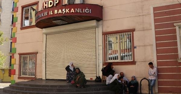 HDP eylemlere dayanamadı! Kepenkleri indirdi