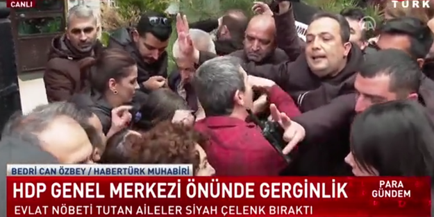 HDP Genel Merkezi önünde gerginlik! Ailelere saldırdılar