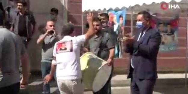 HDP İl Binası önünde kurban kesip halay çekti