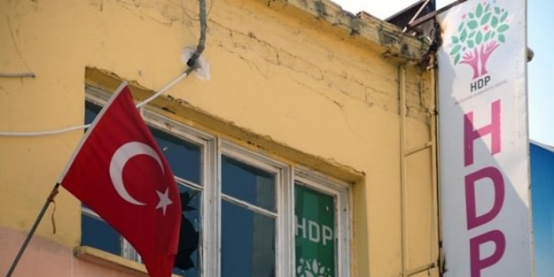 HDP il binasına Türk Bayrağı çekildi