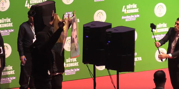 HDP kongresinde teröristbaşı Öcalan'ın posteri açtılar! Maskeli 2 kişi paketlendi