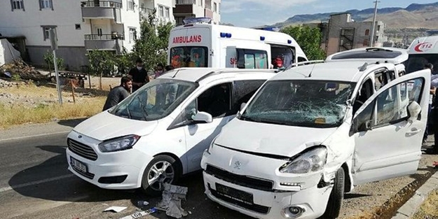 HDP konvoyunda trafik kazası: Yaralılar var
