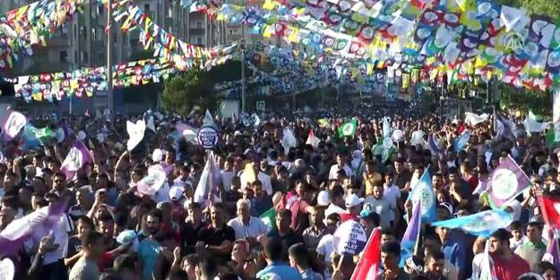 HDP mitinginde PKK sloganı! Tutuklandı