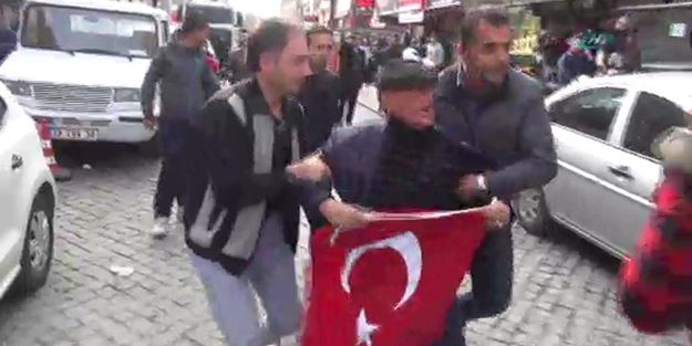 HDP mitingine bayraklı tepki