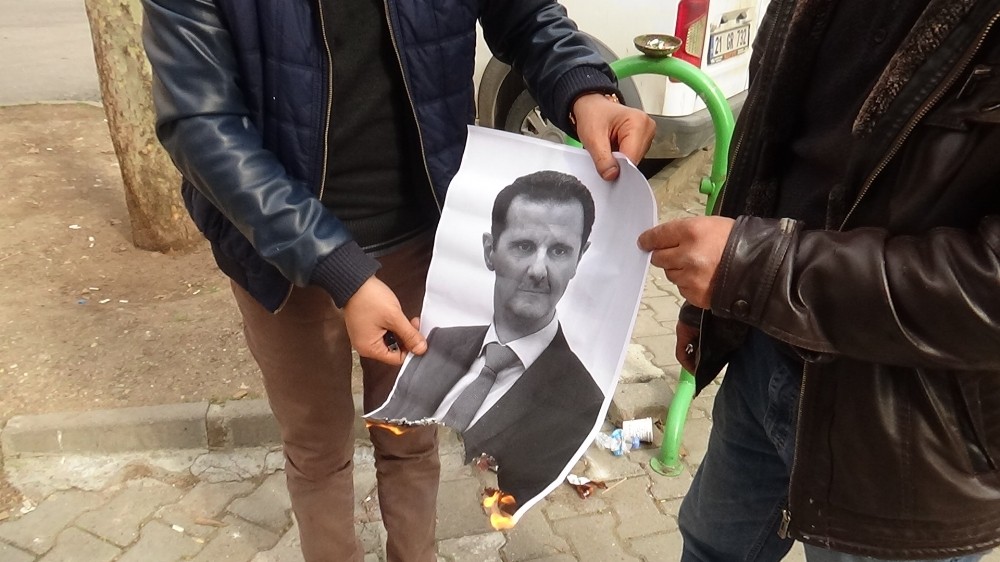 HDP önünde evlat nöbeti tutan aileler Esad’ın fotoğrafını ateşe verdi 