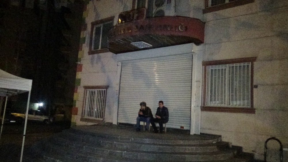 HDP önünde evlat nöbeti tutan aileler gece nöbetine başladı 