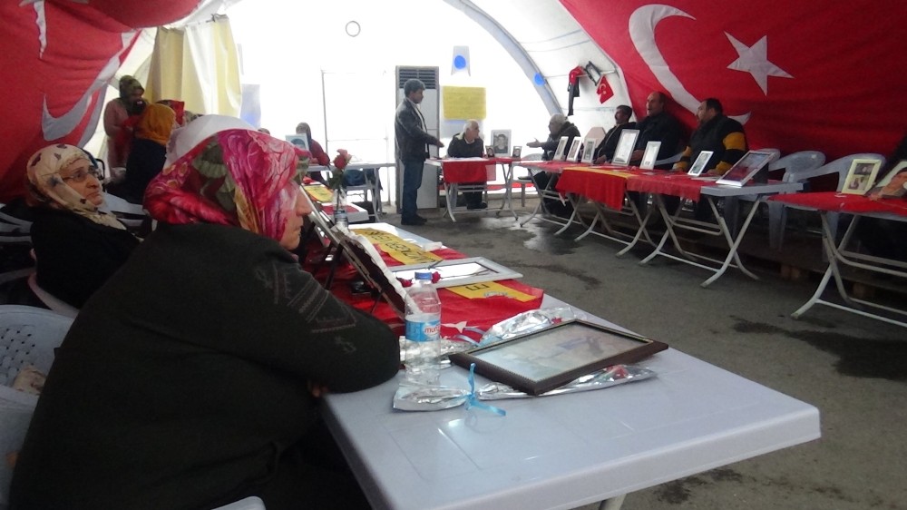 HDP önünde evlat nöbeti tutan ailelerden öğretmenleri ihraç eden Eğitim-Sen’e tepki 