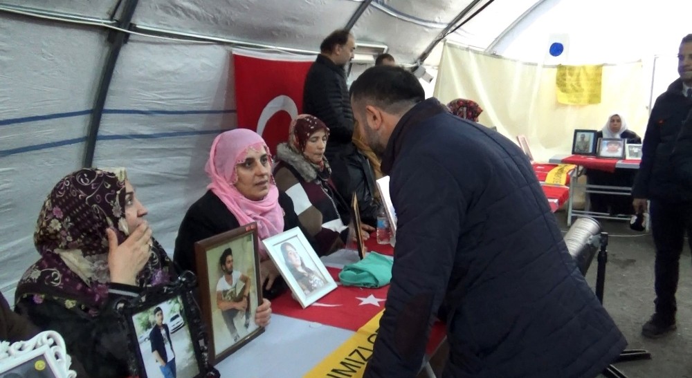 HDP önünde evlat nöbeti tutan ailelere destek ziyareti sürüyor 