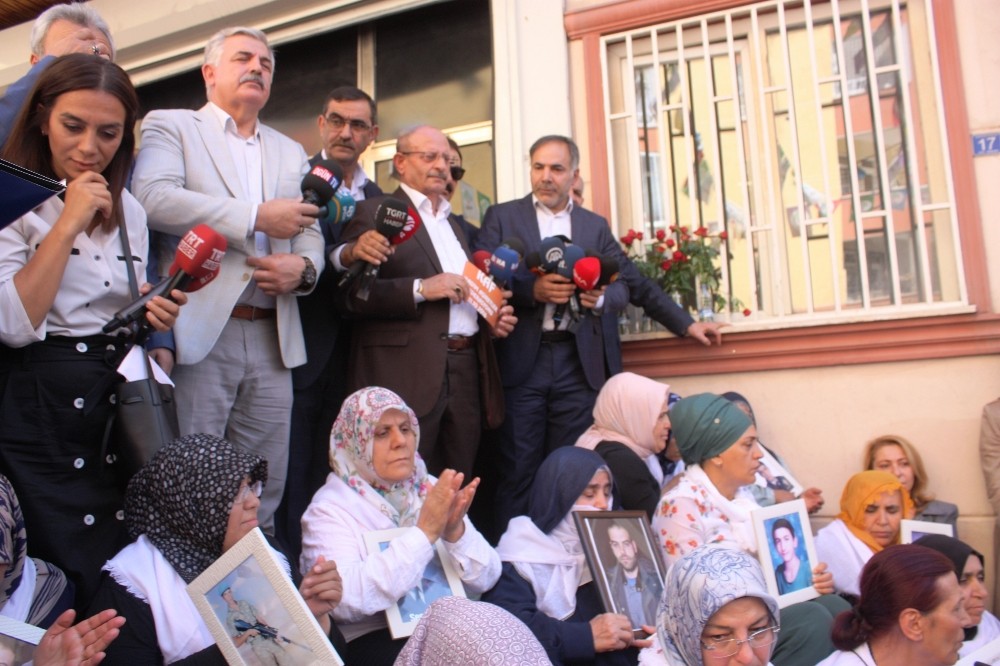 HDP önünde eylem yapan ailelere aşiret liderlerinden destek 