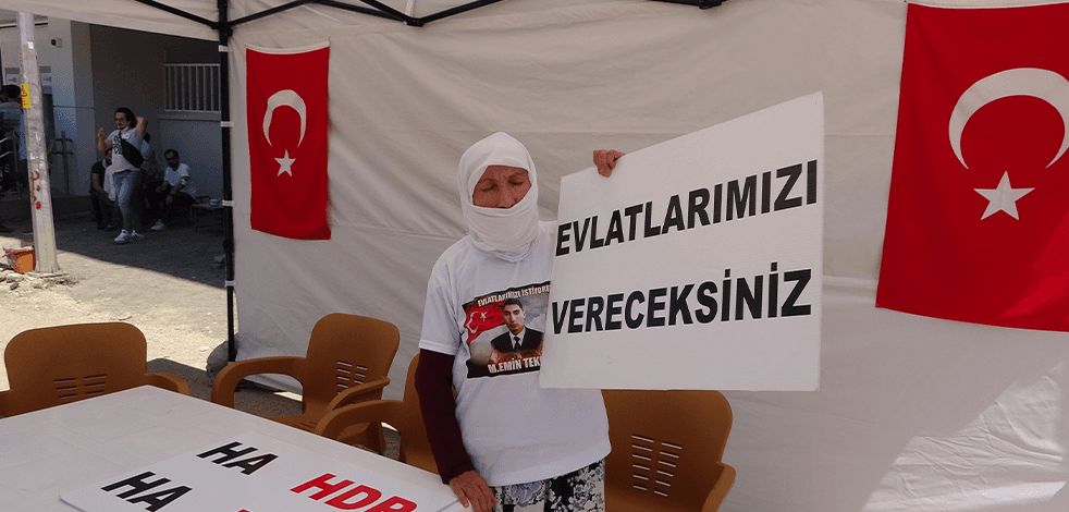 HDP önünde tek başına eylem yapan anne: Allah, devletten razı olsun bize bu kapıyı açtı