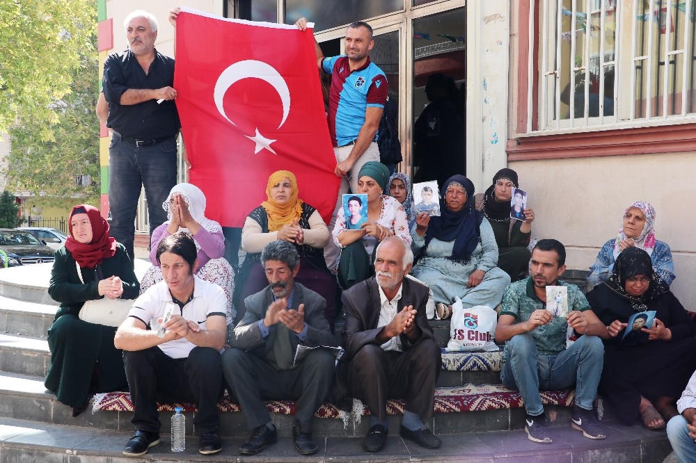 HDP önünde Türk bayrağı açıldı 
