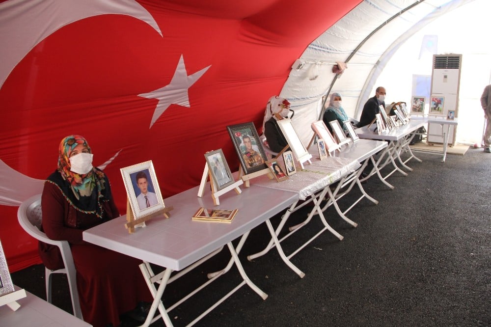 HDP önündeki aileler 4 günlük aranın ardından tekrar eylemde 