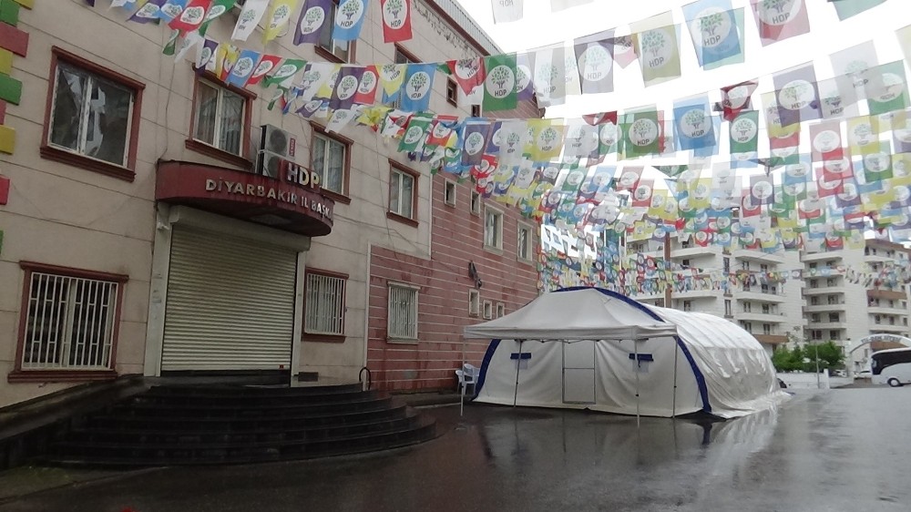 HDP önündeki aileler kısıtlama nedeni ile eylemlerine 3 gün ara verdi 