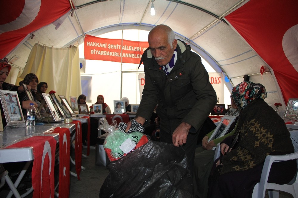 HDP önündeki aileler ördükleri atkı ve bereleri depremzedelere gönderdi 