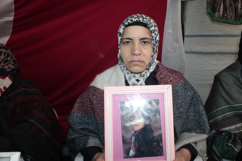 HDP önündeki aileler yazın sıcağında kışın soğuğunda evlat nöbetine devam ediyor 