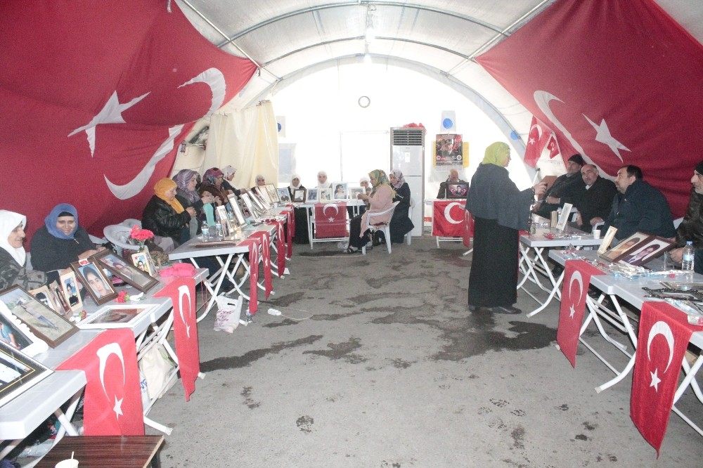 HDP önündeki ailelerden biri daha evladına kavuştu 