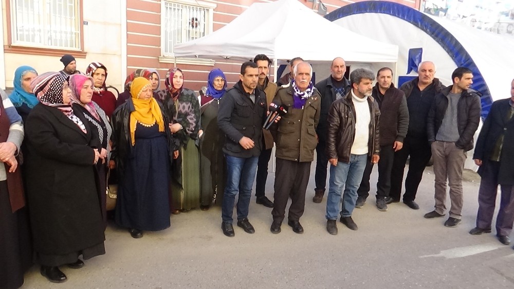 HDP önündeki ailelerden Elazığ’a yardım çağrısı: 