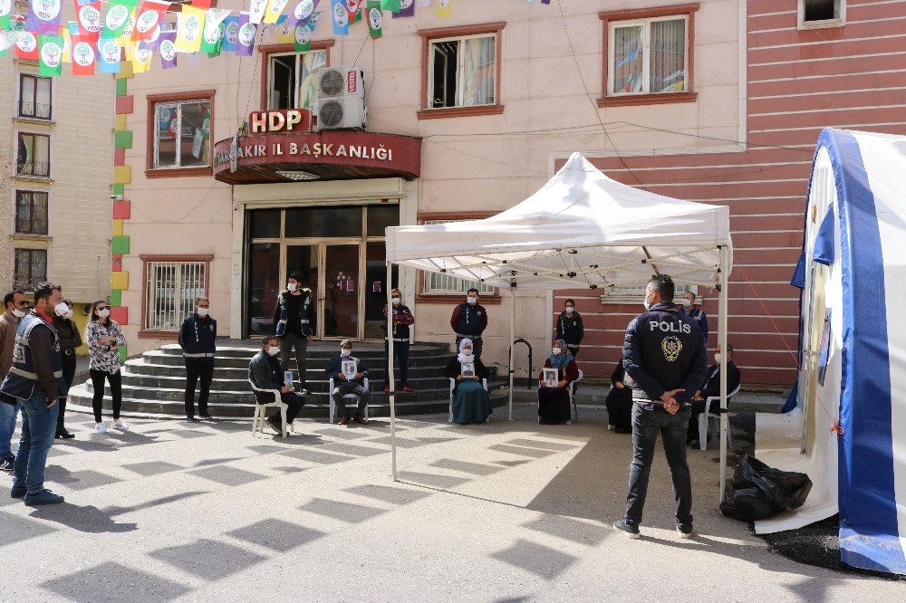 HDP önündeki aileleri korona virüs de yıldırmadı 