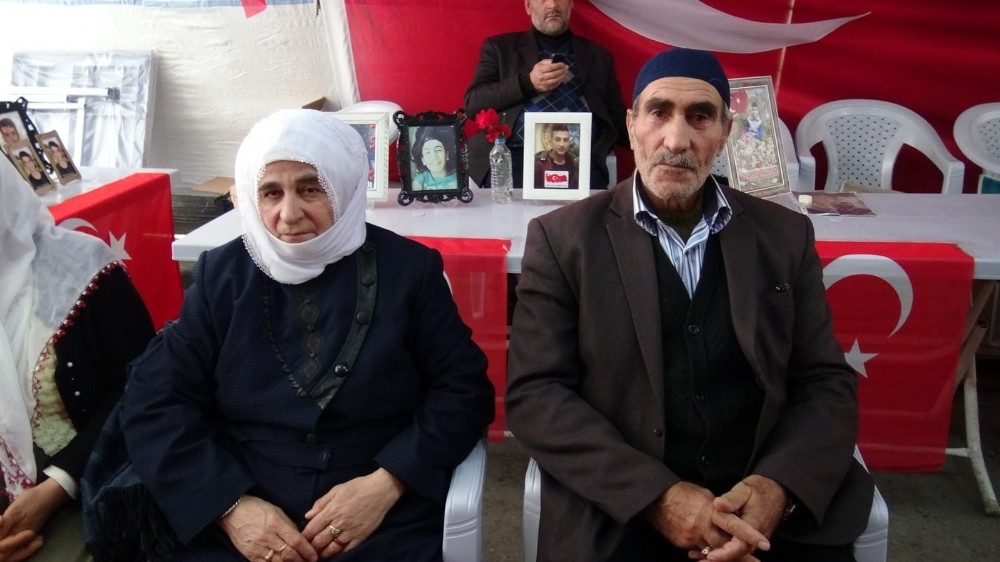 HDP önündeki ailelerinden biri daha evladına kavuştu 
