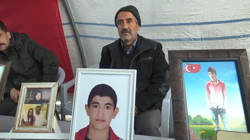 HDP önündeki evlat nöbetine bir aile daha katıldı 
