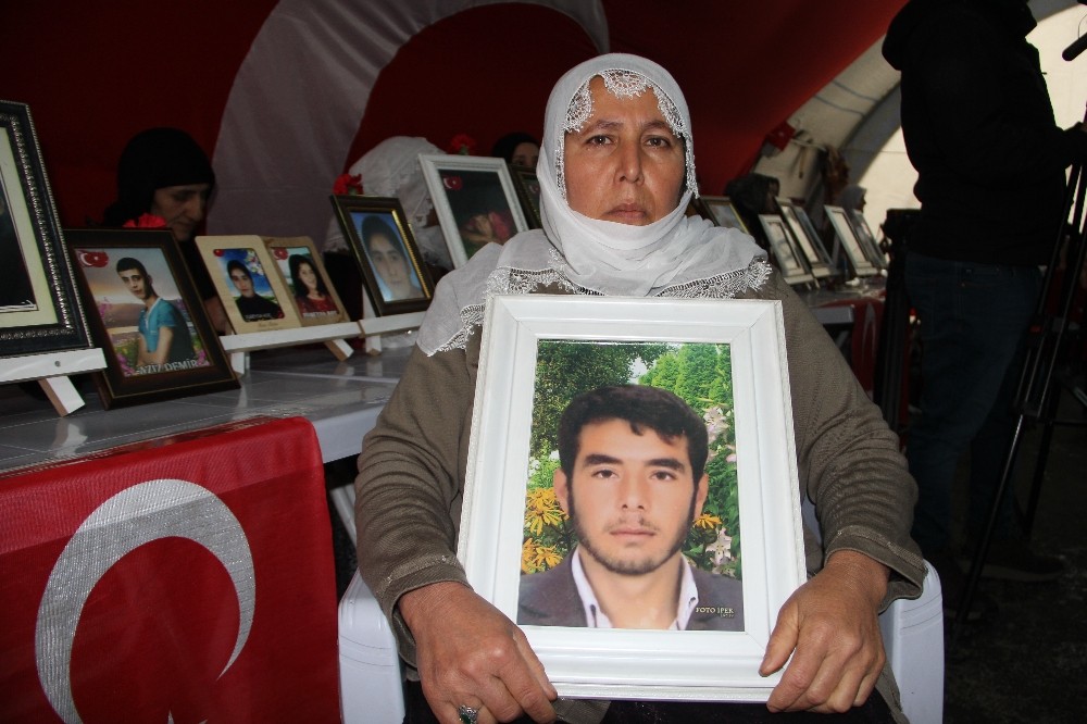 HDP önündeki evlat nöbetine bir aile daha katıldı 