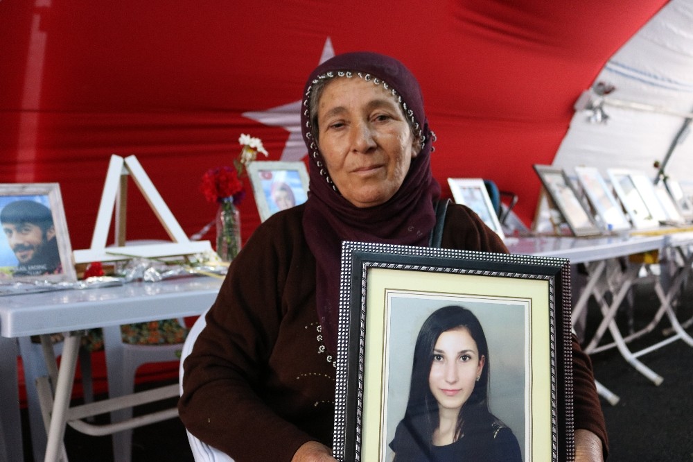 HDP önündeki evlat nöbetine bir aile daha katıldı 