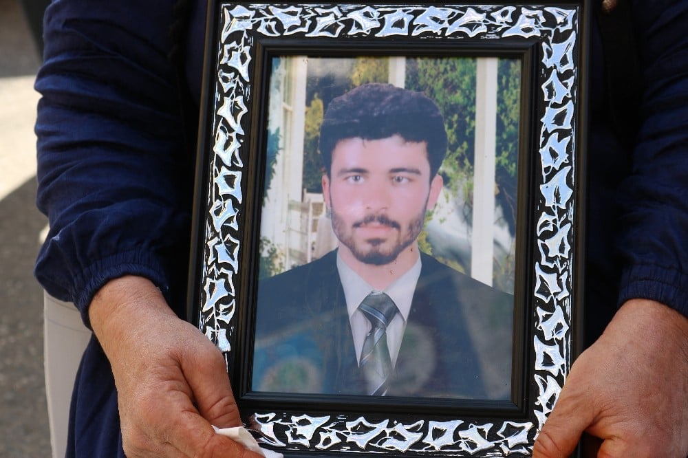 HDP önündeki evlat nöbetine bir aile daha katıldı 