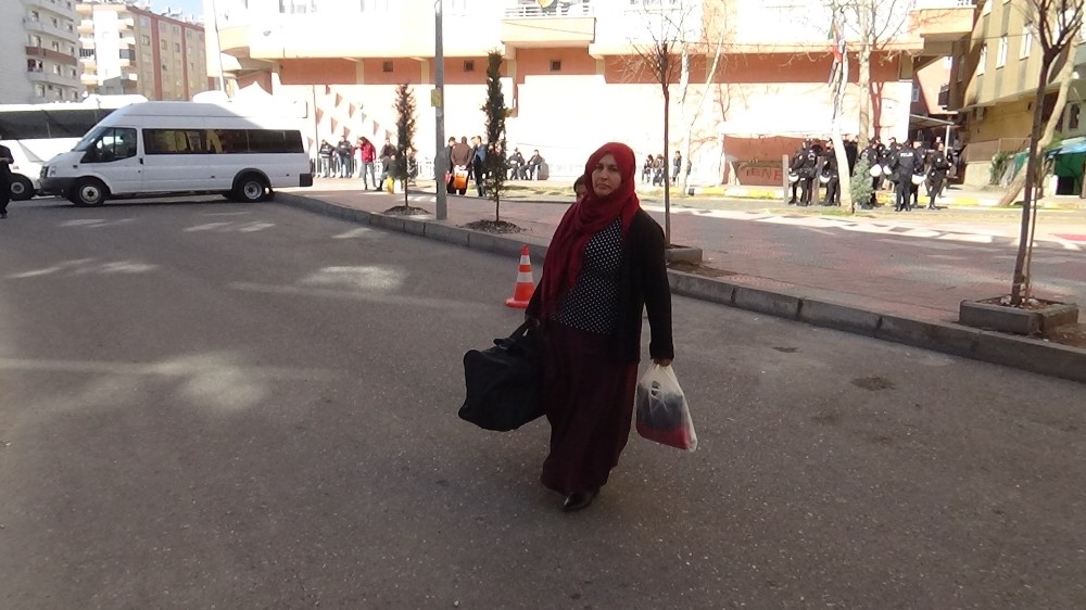 HDP önündeki oturma eylemine bir aile daha katıldı 